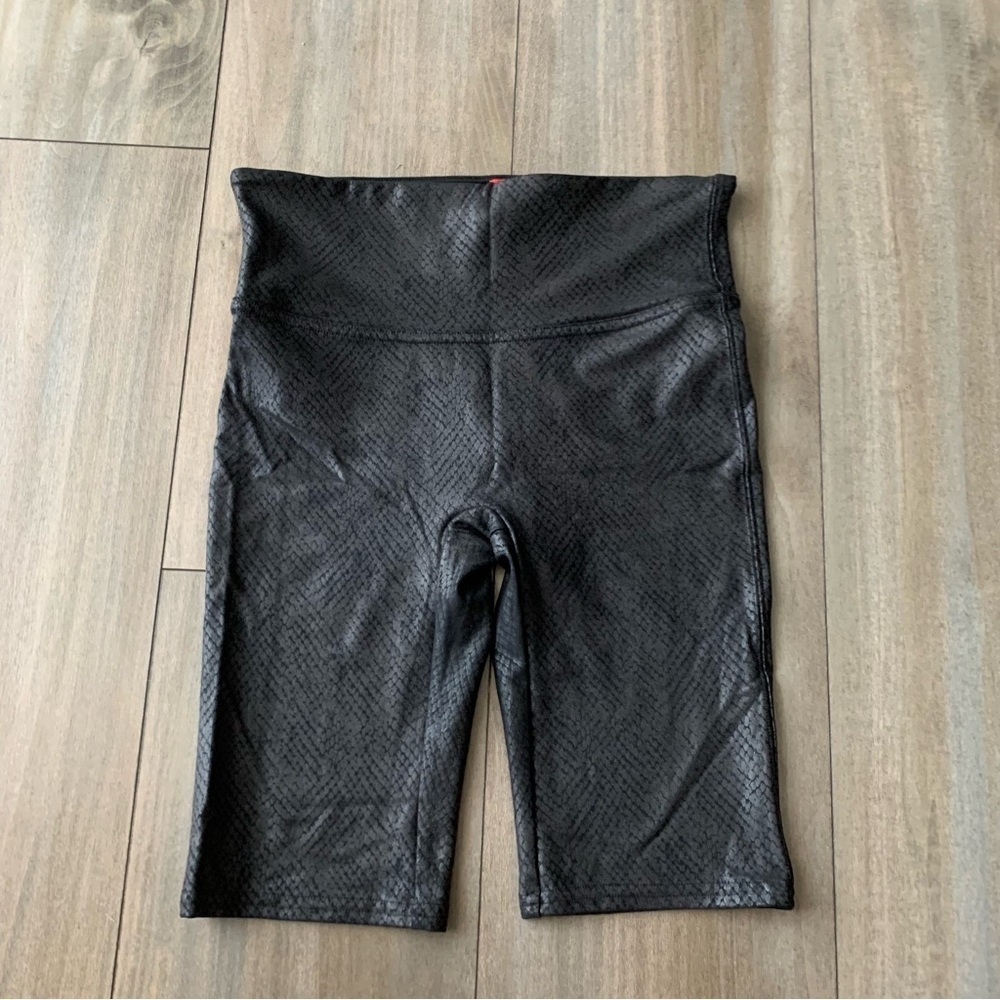 Spanx faux leather high rise biker shorts black size small - Picture 3 of 10